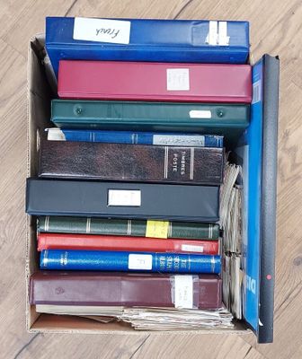 beaucoup de livres dans une boîte posée sur le sol