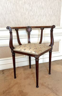 une chaise qui se trouve dans le coin d'une pièce