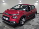 la citrole rouge est garee sur un sol en damier
