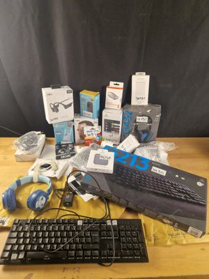 un clavier, une souris et d'autres appareils électroniques posés sur une table