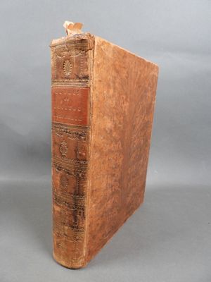 un vieux livre posé sur une table