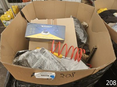 une boîte en carton contenant un certain nombre d'objets