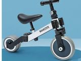 une image représentant un tricycle avec des roues sur un fond bleu