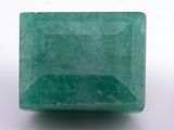 une pierre vert émeraude sur un fond blanc