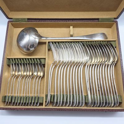 une boîte contenant un service d'argenterie