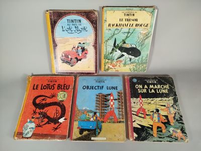 quatre livres pour enfants sont alignés sur une table