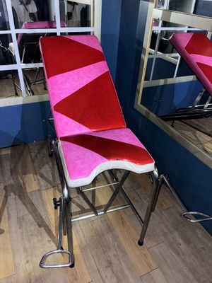 deux chaises placées devant un miroir