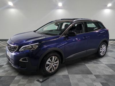 une voiture bleue est garée dans une pièce au sol à carreaux