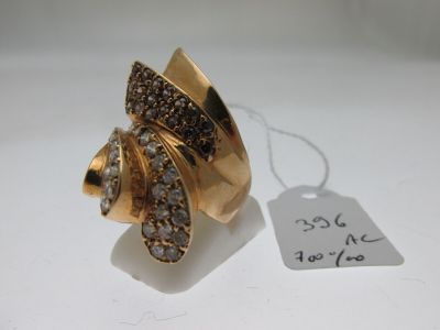 une photo d'une bague en or sertie de diamants bruns et blancs