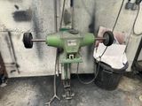 une machine posée par terre à côté d'une poubelle
