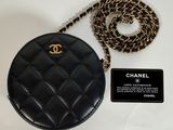 Sac rond matelassé noir Chanel avec chaîne dorée