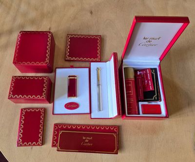 une boîte rouge contenant un stylo, posée sur une table