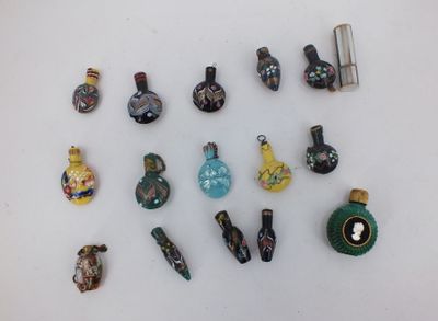 beaucoup de petits vases posés sur une table