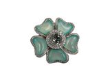 une image représentant une broche en forme de fleur verte ornée de diamants