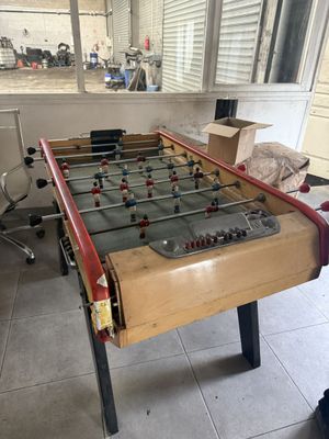 un baby-foot au milieu d'une pièce