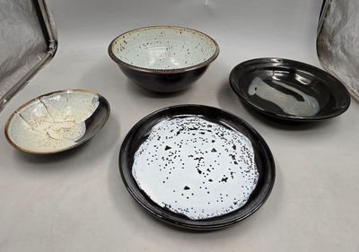 trois bols et deux assiettes sur la table