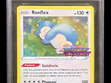 un gros plan sur une carte à collectionner Pokémon dans un étui en plastique
