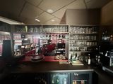 un bar avec de nombreux verres à vin sur les étagères