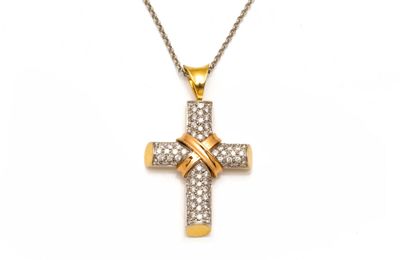 un pendentif en forme de croix en or serti de diamants, monté sur une chaîne