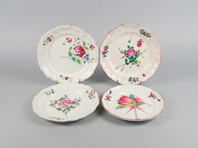 trois assiettes à motifs floraux posées sur une table