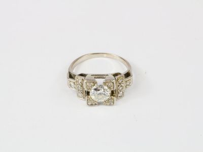 Bague ART DECO en or gris, tête platine, plateau carré centr…