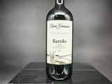 une bouteille de vin posée sur une boîte