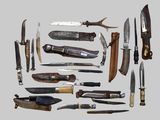 de nombreux types de couteaux différents, ainsi que des couteaux exposés