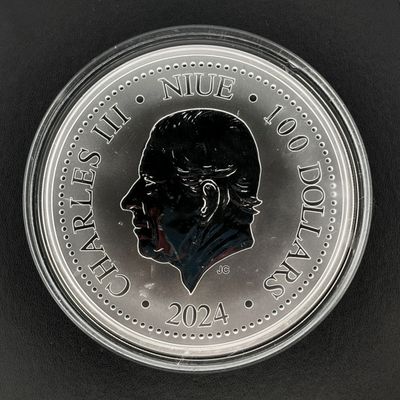 Gros plan sur une pièce d'argent portant le visage d'un homme
