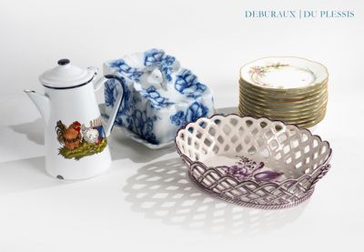 beaucoup d'assiettes et de tasses posées sur une table
