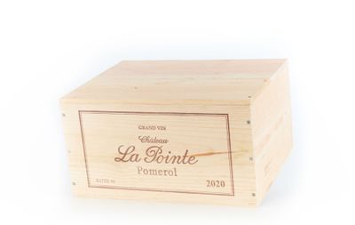 la caisse en bois est vide et prête à être remplie de vin