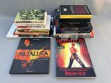 un grand nombre de livres empilés les uns sur les autres