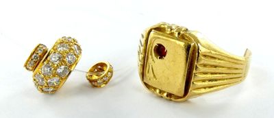 une photo représentant une paire de bagues en or et une paire de boucles d'oreilles