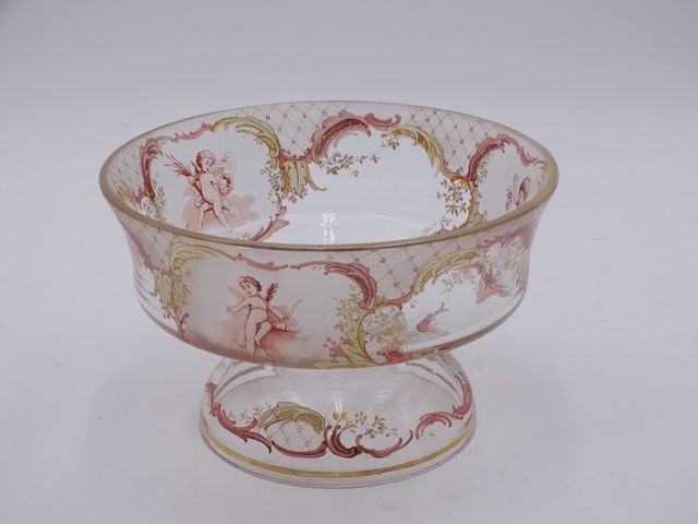 Coupe sur pied en cristal à décor d’angelots D : 18.5, H : 11.5