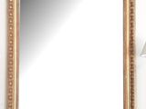 un miroir posé sur une table, à côté d'une lampe