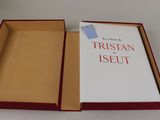 une boîte avec un livre à l'intérieur sur une table