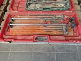 deux outils dans un coffret rouge posé par terre