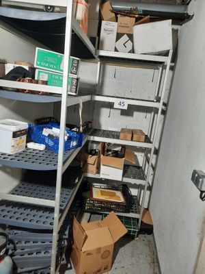 beaucoup de boîtes et de cartons sur les étagères de la pièce
