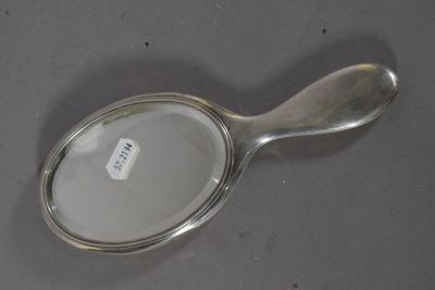 une cuillère en argent avec une étiquette, posée sur une table