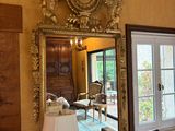 un salon avec un canapé et un miroir accroché au mur
