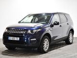 La Land Rover bleue est garée sur un sol en carrelage à damier.