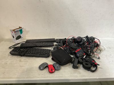 tout un tas d'appareils électroniques posés sur une table, avec un clavier et une souris