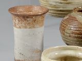 de nombreux types de vases exposés sur une table