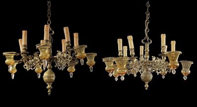 deux lustres suspendus au plafond dans une pièce sombre