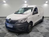 la camionnette blanche est garée sur le sol en damier d'une pièce
