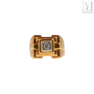 une image d'une bague en or avec un diamant au centre