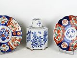 trois types différents d'assiettes chinoises et un vase posés sur des socles