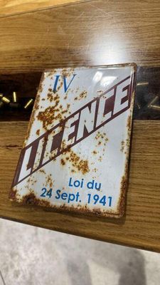 une pancarte posée sur une table sur laquelle est écrit « Lifeline »