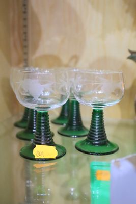 quatre verres à vin posés sur une table en verre