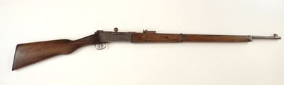 un vieux fusil avec un canon en bois et une poignée en bois