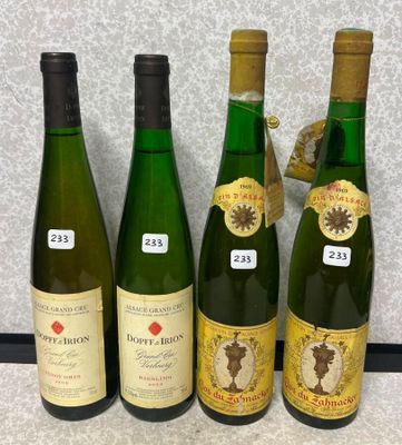 quatre bouteilles de vin sont alignées sur un plan de travail